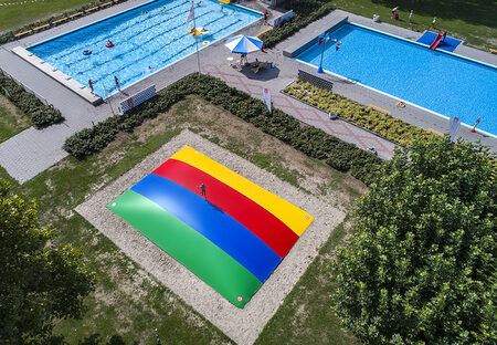 Maatwerk regenboog airmountain opblaasbaar voor kinderen bestellen bij JB Inflatables Nederland. Vraag nu gratis ontwerp aan voor opblaasbare springbergen in eigen huisstijl