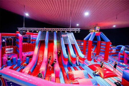 Opblaasbaar springpark Bounce Valley Eindhoven roze en blauw online bij JB
