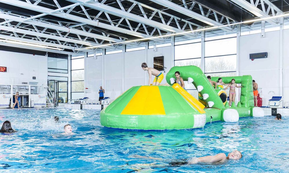 Waterspelen in de vorm van stormbaan of andere attributen om te kopen en te huren voorin je zwembad