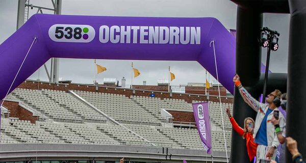 Banner van een blog over 538 ochtendrun finishboog ontworpen door JB Inflatables