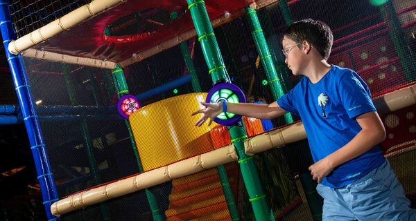 JB Tag Solutions Interactieve speel systeem in een indoor playground spelende kinderen