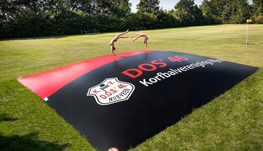 Op maat gemaakte opblaasbare airmountain in thema vereniging kopen. Bestel opblaasbare springbergen nu online bij JB Inflatables Nederland