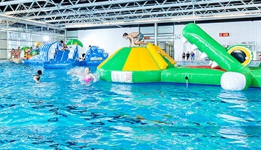 waterattracties in de vorm van stormbanen en glijbanen huren voor je zwembad