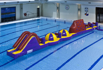 Spectaculaire opblaasbare 17 meter lange adventure mega run XL stormbaan met verschillende spannende objecten kopen voor kids. Bestel opblaasbare waterattracties nu online bij JB Inflatables Nederland