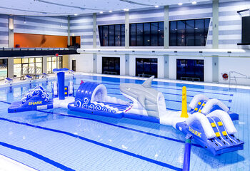 Unieke dubbele haairun opblaasbare stormbaan kopen voor zowel jong als oud. Bestel opblaasbare zwembadspelen nu online bij JB Inflatables Nederland 