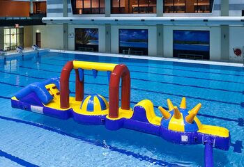 Opblaasbare waterstormbaan huren met obstakels voor kinderen