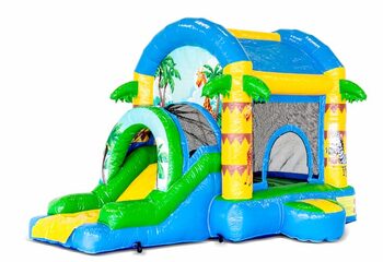 Groot overdekt opblaasbaar springkussen met glijbaan kopen in thema jungle fun voor kinderen. Bestel opblaasbare springkastelen online bij JB Inflatables Nederland