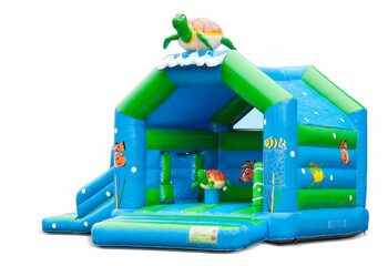 Opblaasbaar overdekt multiplay multifun springkussen met glijbaan kopen in thema schildpad turtle voor kinderen. Bestel springkussens online bij JB Inflatables Nederland