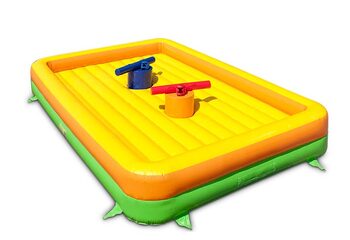 Gladiator spelen tegen elkaar op springkussen