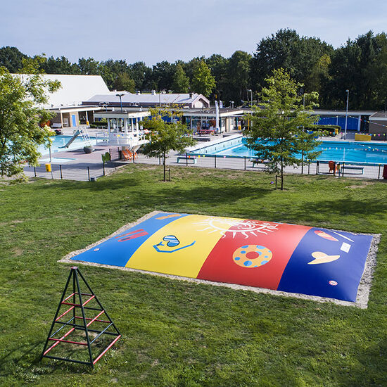 Maatwerk Zomer thema airmountain opblaasbaar voor kinderen bestellen bij JB Inflatables Nederland. Vraag nu gratis ontwerp aan voor opblaasbare springbergen in eigen huisstijl