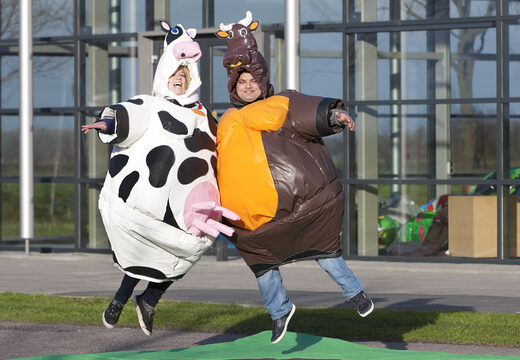 Koop opblaasbare sumo pakken in thema Koe & Stier voor zowel jong als oud. Bestel springkussens online bij JB Inflatables Nederland