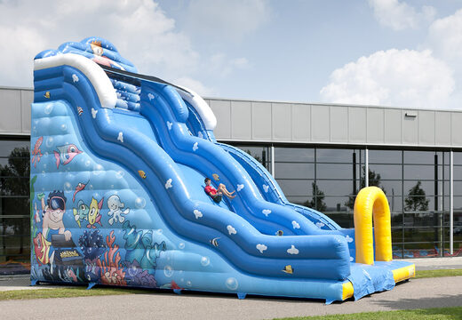 Opblaasbare glijbaan in thema Wave met golvend glij-oppervlak en leuke onderwaterwereldprints voor kids bestellen. Koop opblaasbare glijbanen nu online bij JB Inflatables Nederland