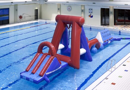 Bestel dubbele opblaasbare Water obstakel run zwembadstormbaan met twee klimmuren, een balanceerobject, een slingertoren en een glijbaan voor kids. Koop opblaasbare stormbanen nu online bij JB Inflatables Nederland