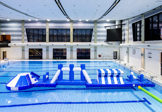 Glijbaan zwembad adventure run blauw/wit 16m met uitdagende obstakel objecten en ronde slide voor zowel jong als oud bestellen. Koop opblaasbare waterattracties nu online bij JB Inflatables Nederland