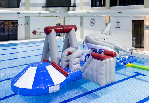 Bestel opblaasbare luchtdichte haai speeleiland met een liaan, klimtoren ronde glijbaan en obstakels voor zowel jong als oud. Koop opblaasbare waterattracties nu online bij JB Inflatables Nederland 