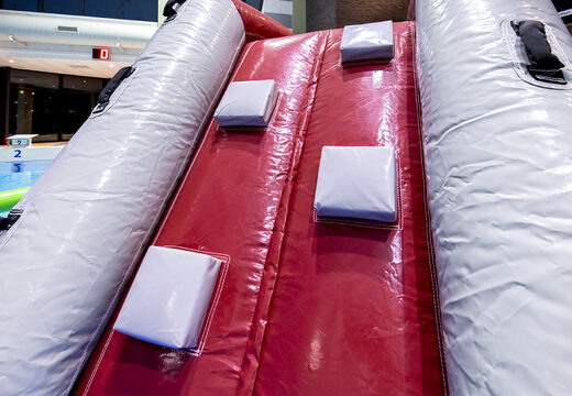 Coole speeleiland in thema haai met een liaan, klimtoren ronde glijbaan en obstakels voor zowel jong als oud. Bestel opblaasbare zwembadspelen nu online bij JB Inflatables Nederland 