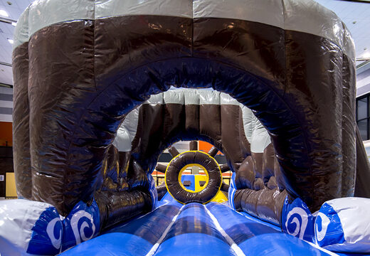 Coole speeleiland in thema piraten met een liaan, klimtoren ronde glijbaan en obstakels voor zowel jong als oud. Bestel opblaasbare zwembadspelen nu online bij JB Inflatables Nederland 