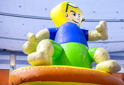 Bestel luchtdichte opblaasbare speeleiland in thema surfer met een liaan, klimtoren ronde glijbaan en obstakels voor zowel jong als oud. Koop opblaasbare zwembadspelen nu online bij JB Inflatables Nederland 