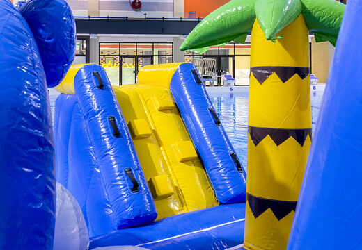 Spectaculaire speeleiland in thema surfer met een liaan, klimtoren ronde glijbaan en obstakels bestellen voor zowel jong als oud. Kopen opblaasbare zwembadspelen nu online bij JB Inflatables Nederland 