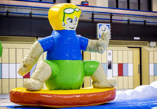 Koop een opblaasbare surfer run stormbaan in uniek design met grappige 3D objecten en maar liefst 2 glijbanen voor zowel jong als oud. Bestel opblaasbare waterattracties nu online bij JB Inflatables Nederland