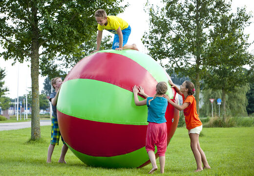 Koop multi inzetbare opblaasbare 1.5 meter groen rode ballen voor zowel oud als jong. Bestel springkussens online bij JB Inflatables Nederland