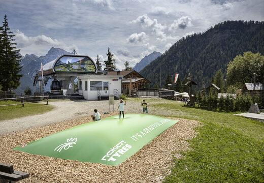 Op maat gemaakte opblaasbare airmountain in thema St. Vigil kopen. Bestel opblaasbare springbergen nu online bij JB Inflatables Nederland