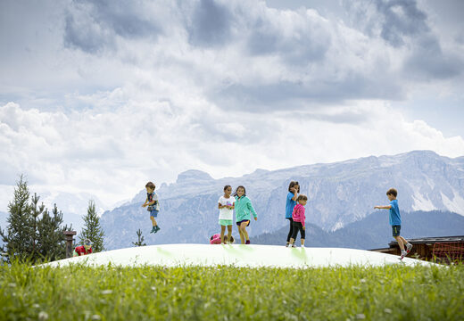 Gepersonaliseerde thema St. Vigil airmountain voor kids laten maken bij JB Inflatables Nederland. Springbergen in alle soorten en maten razendsnel op maat gemaakt