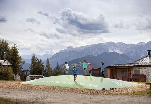 Maatwerk St. Vigil thema airmountain voor kinderen te koop. Bestel op maat gemaakte springbergen bij JB Inflatables Nederland