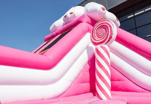 Opblaasbaar springkasteel in thema candyworld met glijbanen en leuke obstakels met prints bestellen voor kinderen. Koop springkastelen online bij JB Inflatables Nederland 
