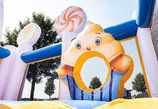 Koop groot opblaasbaar springkasteel in thema candyland met meerdere glijbanen en allerlei leuke obstakels met prints die bij het thema passen voor kinderen. Bestel springkastelen online bij JB Inflatables Nederland 