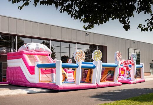 Opblaasbaar springkussen in thema candyworld met meerdere glijbanen en allerlei leuke obstakels met prints die bij het thema passen kopen voor kids. Bestel springkussens online bij JB Inflatables Nederland 