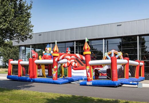 Gekleurde inflatable park in circus thema bestellen voor kinderen. Koop springkussens online bij JB Inflatables Nederland 