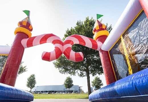 World circus springkussen met meerdere glijbanen en allerlei obstakels met prints die passen bij het thema bestellen voor kinderen. Koop springkussens online bij JB Inflatables Nederland 