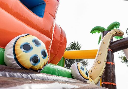 Opblaasbaar springkasteel in thema jungle met glijbanen en leuke obstakels met prints bestellen voor kinderen. Koop springkastelen online bij JB Inflatables Nederland 