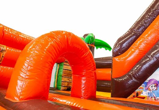 Springkussen in thema piraat met een glijbaan, het 3D object op het springvlak en leuk piraat design kopen voor kinderen.  Koop springkussens online bij JB Inflatables Nederland