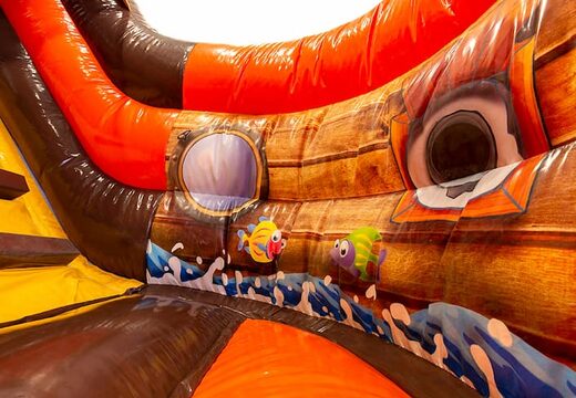 Groot opblaasbaar open multiplay luchtkussen met glijbaan in thema funcity piraat bestellen voor kids. Koop luchtkussens online bij JB Inflatables Nederland