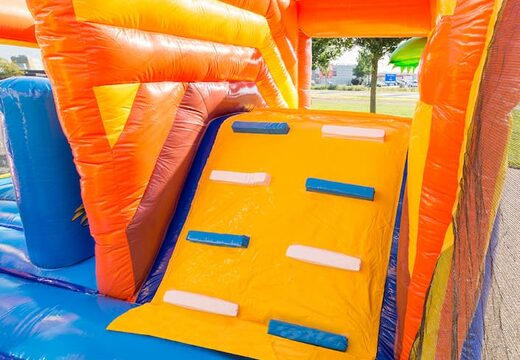 Opblaasbaar overdekt springkasteel in thema piraat met een glijbaan op het springvlak, klimtoren en leuke obstakels voor kids. Koop springkastelen online bij JB Inflatables Nederland