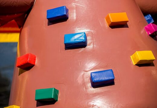 Overdekt multiplay piraat springkussen in een beperkte hoogte van 2,74 meter en met een glijbaan bestellen voor zowel oud als jong. Koop springkussens online bij JB Inflatables Nederland