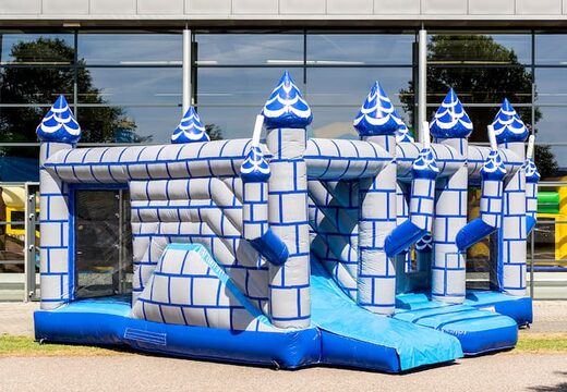 Koop een groot Indoor kasteel springkussen met een glijbaan op het springvlak, klimtoren en leuke obstakels met prints, voor kids. Bestel springkussens online bij JB Inflatables Nederland. 