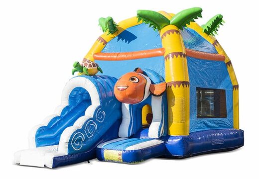 Opblaasbaar overdekt multiplay maxifun super springkussen met glijbaan kopen in thema clownvis nemo seaworld voor kinderen. Bestel springkussens online bij JB Inflatables Nederland