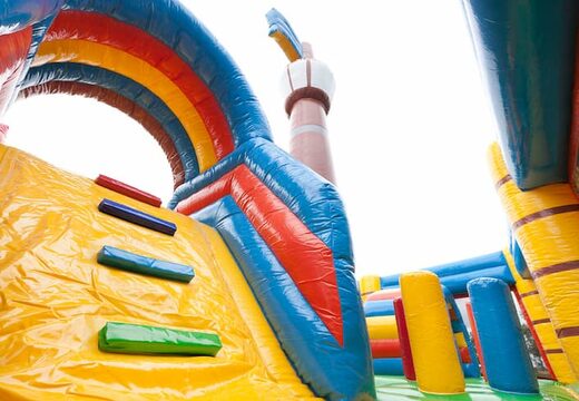 Groot opblaasbaar overdekt piratenboot multiplay springkasteel met glijbaan bestellen in lego thema voor kids. Koop springkastelen online bij JB Inflatables Nederland