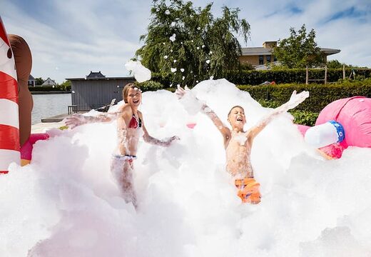 Inflatable open bubble boarding park springkasteel met schuim bestellen in thema candyland snoep lollipop voor kinderen