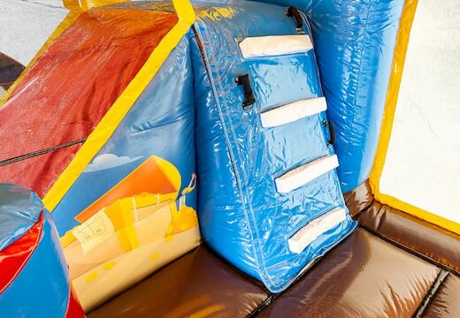 Multiplay XXL Piraat luchtkussen in een uniek design met twee ingangen, een glijbaan in het midden en 3D objecten bestellen voor kinderen. Koop luchtkussens online bij JB Inflatables Nederland