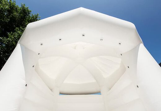 Standaard carrousel trouwkussen springkasteel in wit kopen voor kinderen. Bestel springkastelen online bij JB Inflatables Nederland