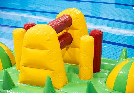 inflatable waterstormbaan te huur in zwembad met thema krokodil voor kinderen