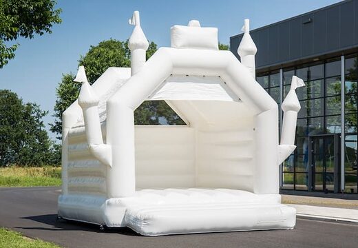 Standaard overdekt springkussens kopen in thema trouwen in de vorm van een kasteel voor kinderen. Koop springkussens online bij JB Inflatables Nederland