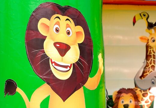 Midi springkasteel te koop in jungle thema in een kleuren combinatie van groen geel en oranje voor kinderen. Koop springkastelen online bij JB Inflatables Nederland