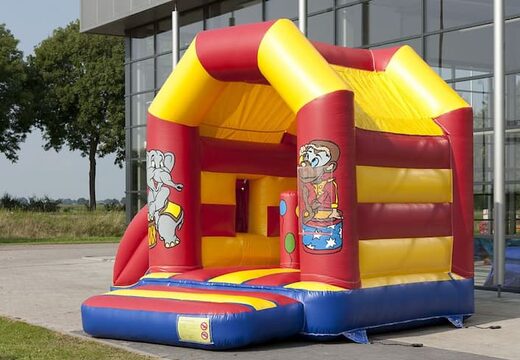 Midi overdekt multifun springkasteel met glijbaan kopen in circus thema voor kinderen. Koop springkastelen online bij JB Inflatables Nederland
