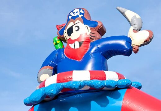 Bestel uniek standaard springkastelen met een 3D object van een piraat aan de bovenkant voor kinderen. Koop springkastelen online bij JB Inflatables Nederland