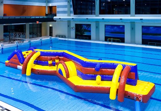 Opblaasbare waterstormbaan in rood geel blauw huren voor kinderen